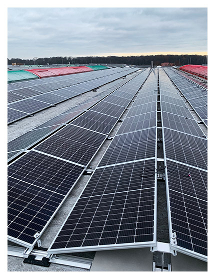 Photovoltaik-Module auf einem Firmendach