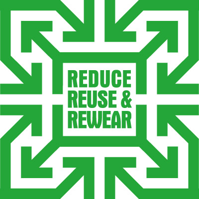 Grünes Signet mit pfeilartigen Ornamenten, innen drei Begriffe "reduce, reuse, rewear"